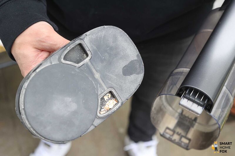 Der Filter des Philips Aquatrio 9000 Cordless Schmutz in den Kammern